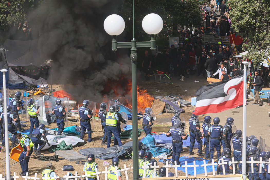 Both the Tino Rangatiratanga and the (united tribes) independence flag have been heavily used, arguably co-opted by anti-vaxx and anti-mandate protestors. Here it flies in the foreground of riot action and fires on Parliament's lawn.
