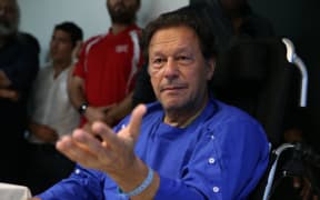 LAHORE, PAKISTAN - NOVEMBER 04: Former Pakistani Prime Minister Imran Khan speaks to the press after he was discharged from Shaukat Hanum Hospital following assassination attempt in Lahore, Pakistan on November 04, 2022. Muhammed Semih Ugurlu / Anadolu Agency (Photo by Muhammed Semih Ugurlu / ANADOLU AGENCY / Anadolu Agency via AFP)