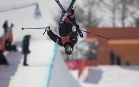 Snow ski half pipe