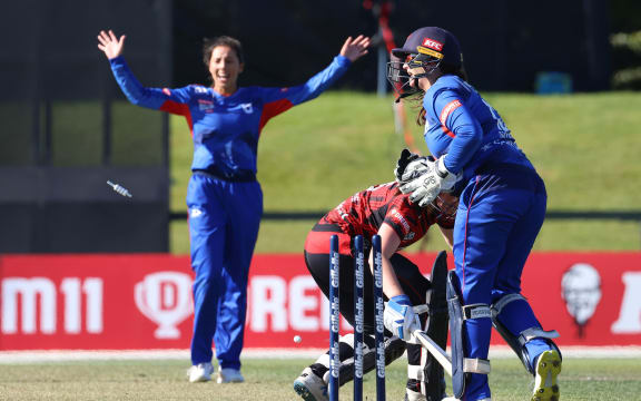 Hearts keeper Izzy Gaze stumps Magicians batter Jacinta Savage.