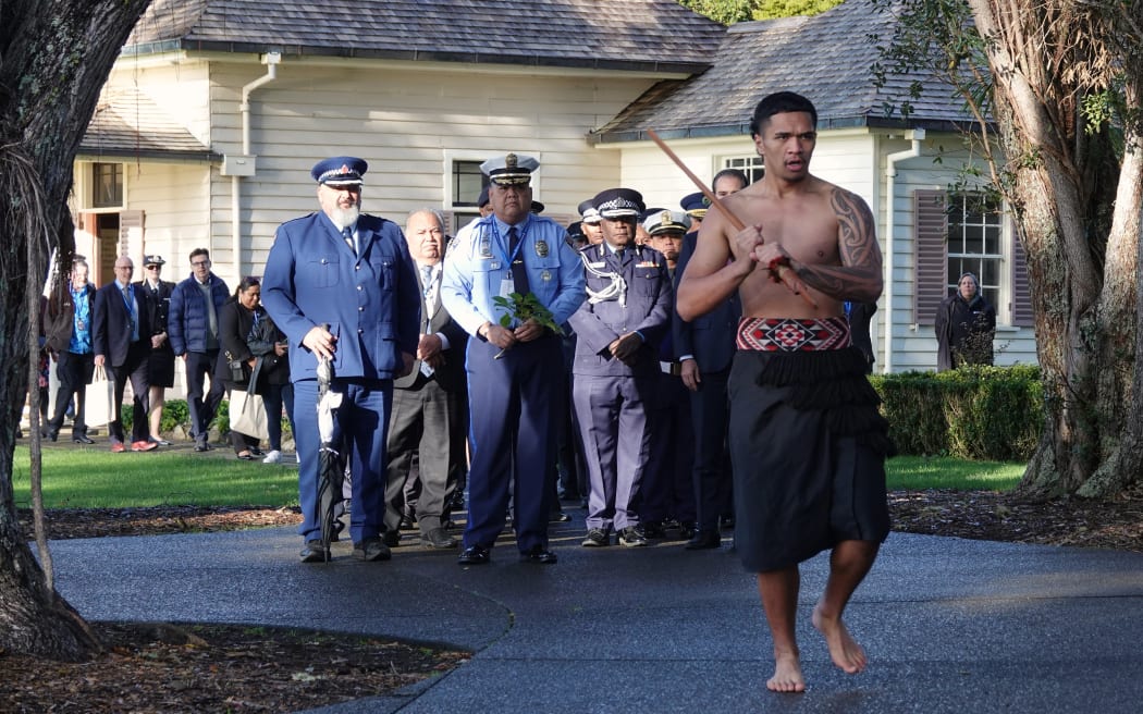 Te Waaka Popata-Henare, of the Treaty Grounds cultural group Te Pito Whenua, leads the Pacific Islands Chiefs of Police to Te Whare Rūnanga for a formal welcome.