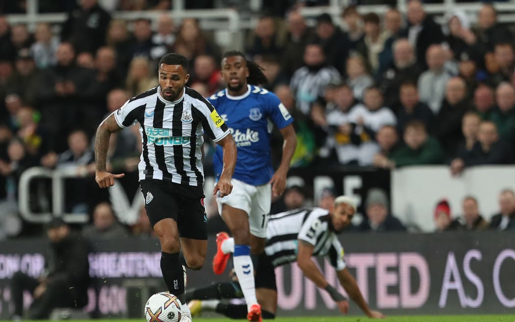 Newcastle United's Callum Wilson in action during the Premier League match between Newcastle United and Everton at St. James's Park, Newcastle on Wednesday 19th October 2022.  (Photo by Mark Fletcher/MI News/NurPhoto) (Photo by MI News / NurPhoto / NurPhoto via AFP)