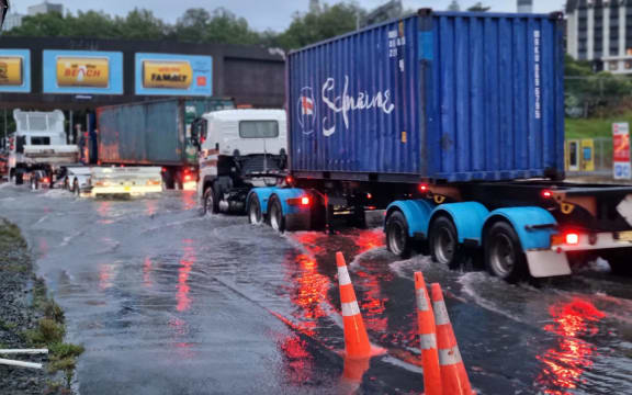 Truck goes through flooded road in Parnell