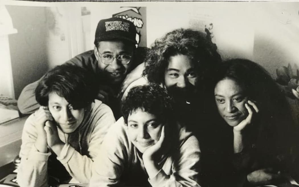 PUAWAI graduates in theatre and dance with Oscar Kightley before the formation of Pacific Underground (L-R: Mishelle Muagututi’a, Oscar Kightley, Venessa Kidwell, Siaosi Mulipola and Erolia Ifopo). Photo: Pacific Underground.
