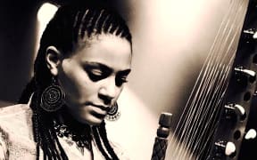 Sona Jobarteh (b&w)