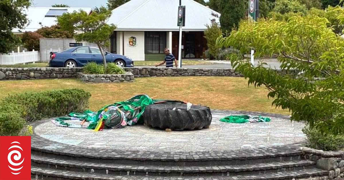 300 hours of work destroyed: Vandals leave Featherston’s Christmas tree in tatters