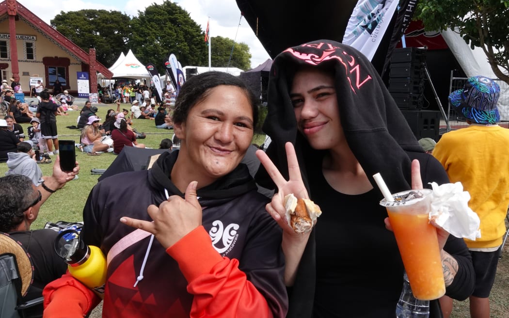 Festival-goers enjoy the kai and the vibes.