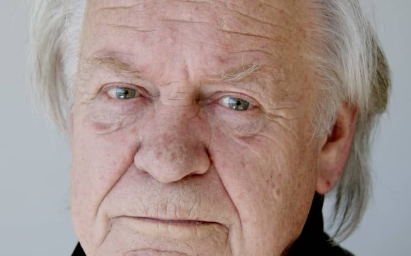 Sir Ian Mune: Kiwi cinema's 'jack of all trades' knighted | RNZ