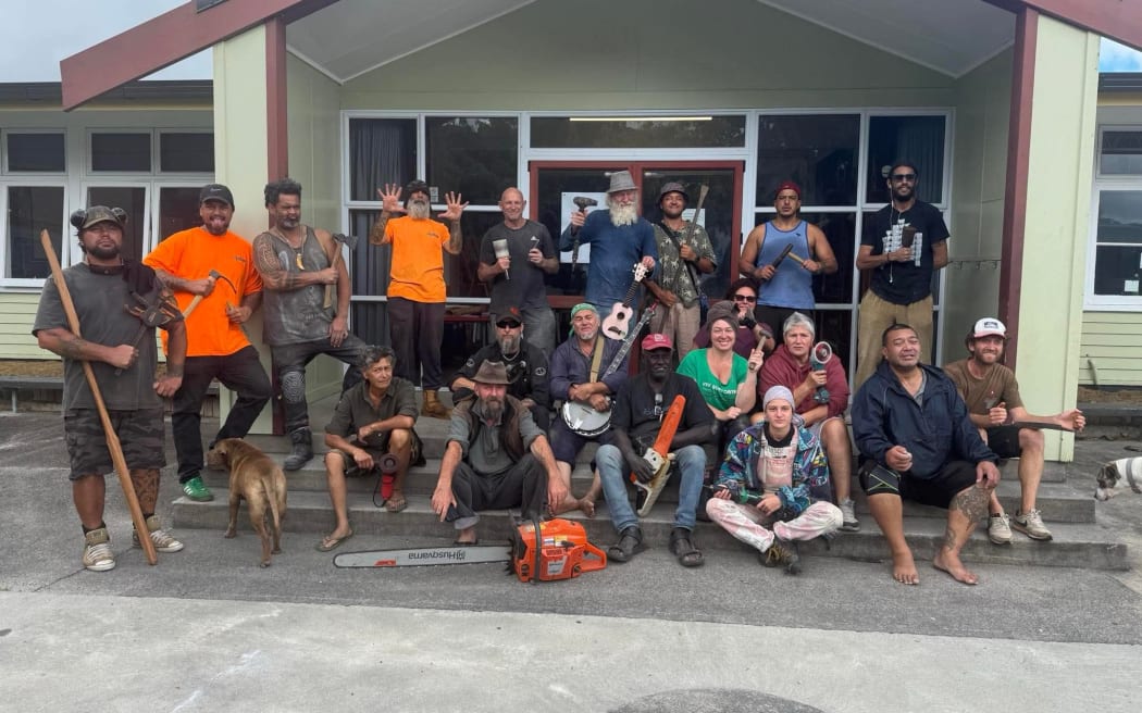 Joe Dutuona with Ngakau Carving Symposium attendees.