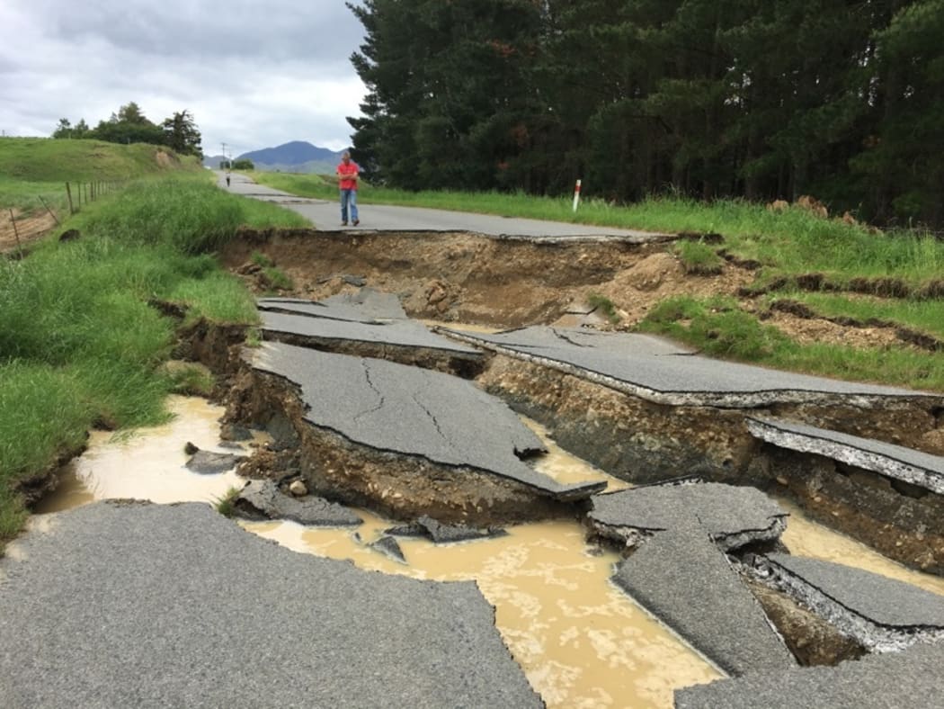 An earthquake damaged road in Waiau.