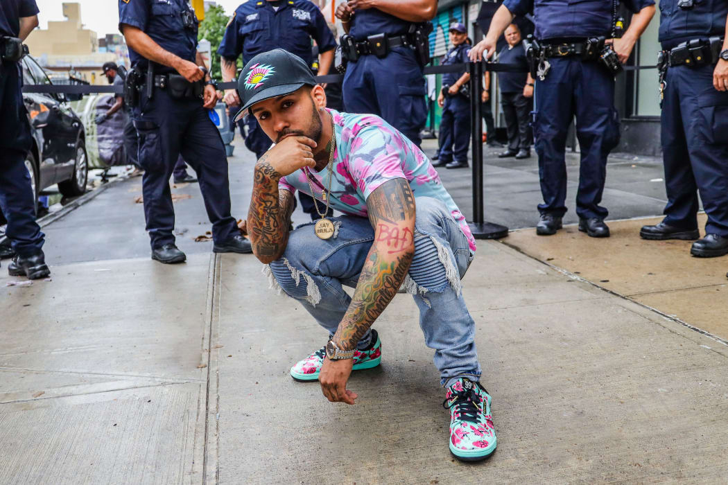 A pop-up store of the Arizona tea brand in partnership with Adidas was closed down by New York City Police (NYPD) because of the number of people who went to the site.