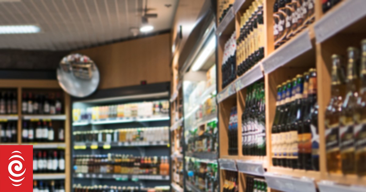 Dunedin bottle store's plans to open earlier quashed