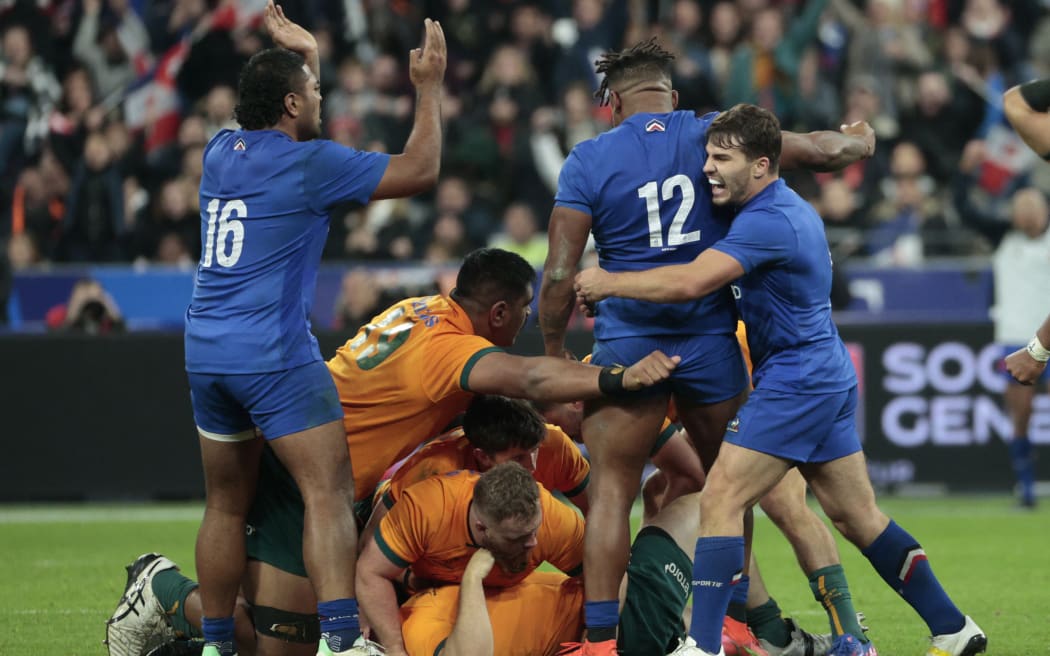 France's scrum-half Antoine Dupont (R) celebrates with France team players after winning the autumn international rugby union Test match between France and Australia at Stade de France in Saint-Denis, north of Paris on November 5, 2022. (Photo by Geoffroy VAN DER HASSELT / AFP)