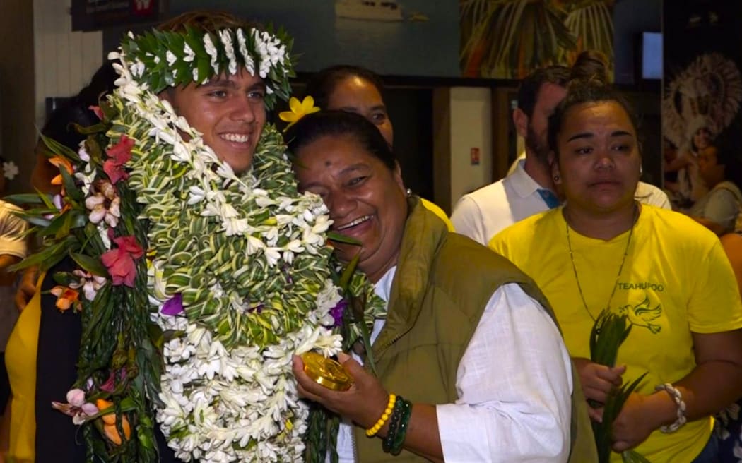 Kauli Vaast welcomed home at Tahiti-Faa’a international airport – PHOTO TNTV