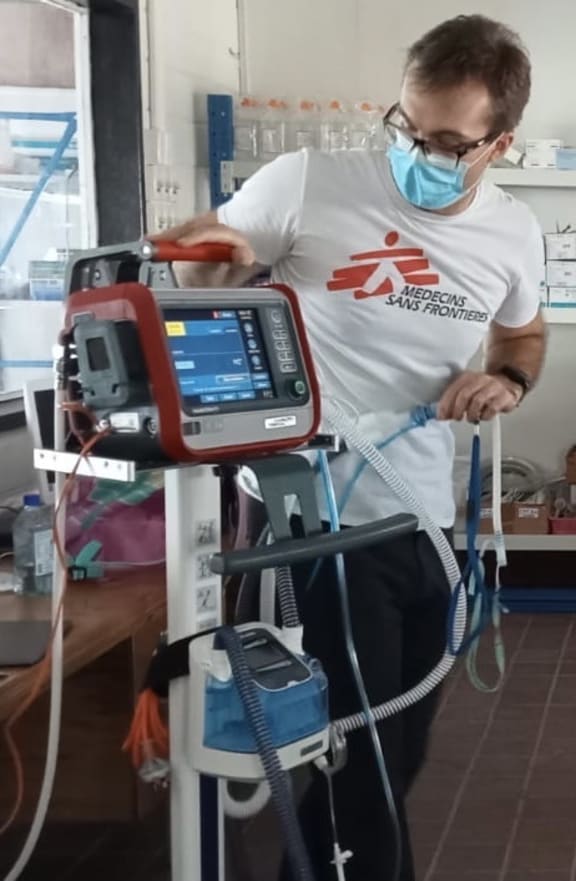 MSF's Doctor Darren Pezzack, an emergency doctor working in Kiribati – setting up some equipment in the COVID-19 high dependency space near the Central hospital on south Tarrawa. 2022