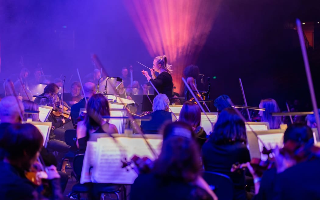 Conductor Holly Mathieson with the NZSO and metal band Alien Weaponry in 2021