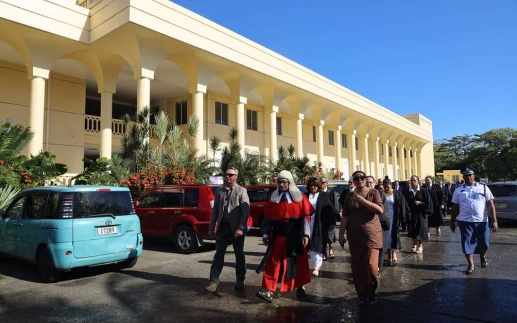 Escorted by the police commissioner, Fuiavailili Egon Keil, the chief justice and other judges walked to parliament to inspect proceedings, tried to open the locked door, and returned down the road to the courthouse