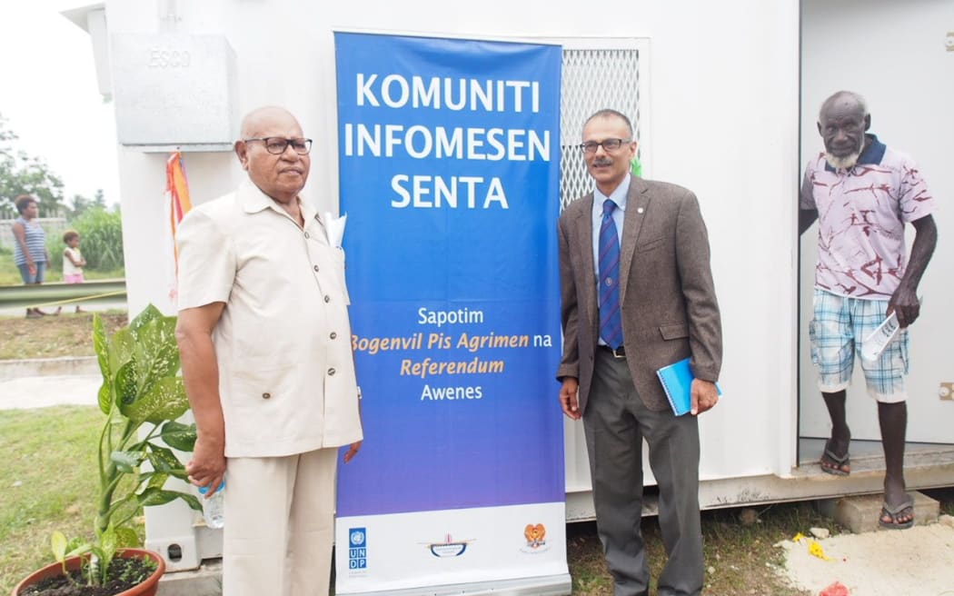 Bougainville's President, John Momis (L) and UN official Roy Trivedy (R)