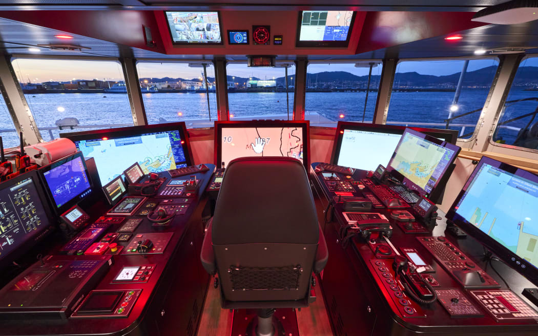 The Kaharoa II bridge, control room and crane/rear.