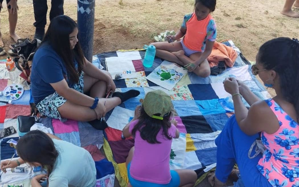 Rapa Nui children drawing turtles.