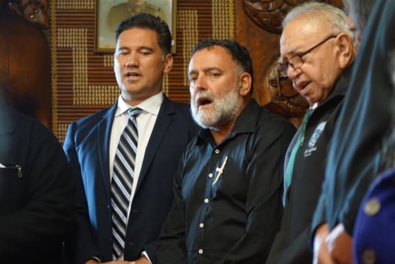 Dr Ruakere Hond (centre).