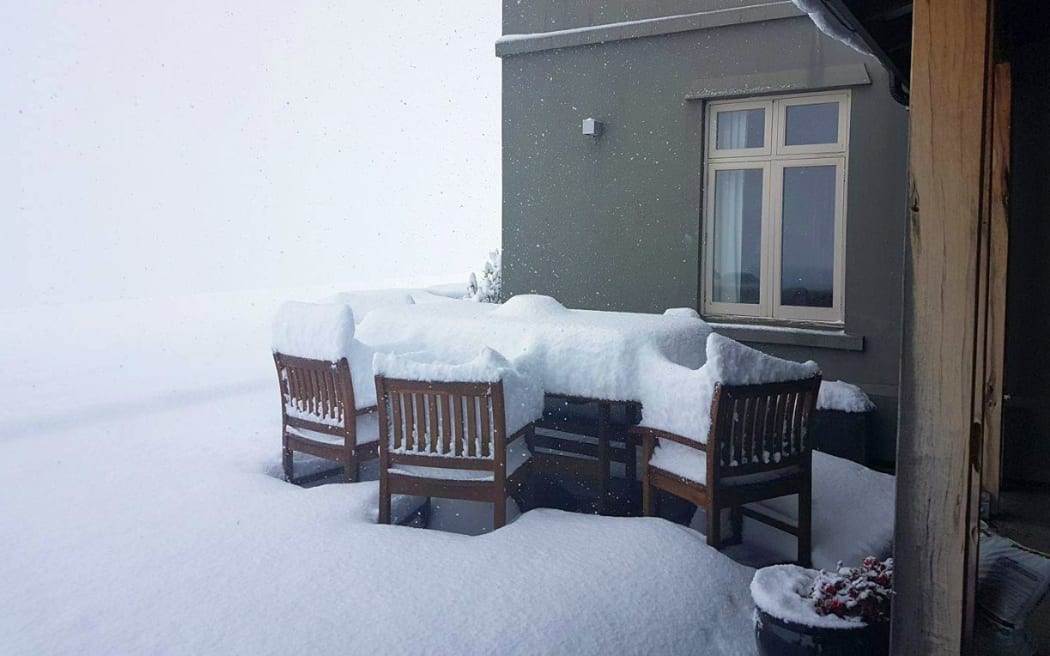 Snow in the Manawatu has cut power to thousands of homes.