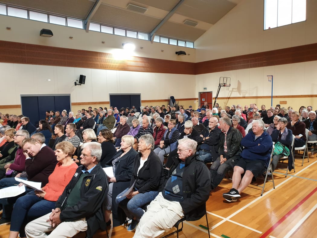 About 400 people gathered at the East Otago Events Centre to hear the results of more than 1500 blood tests carried out in the wake of revelations concerning levels of lead had been detected in the area's water supply since late July.