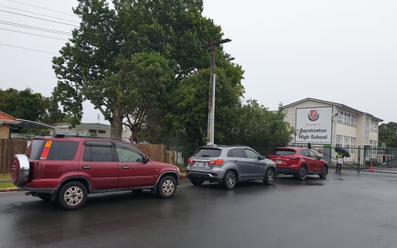 Queues form outside Papatoetoe High School for Covid-19 testing on 15 January, 2021.