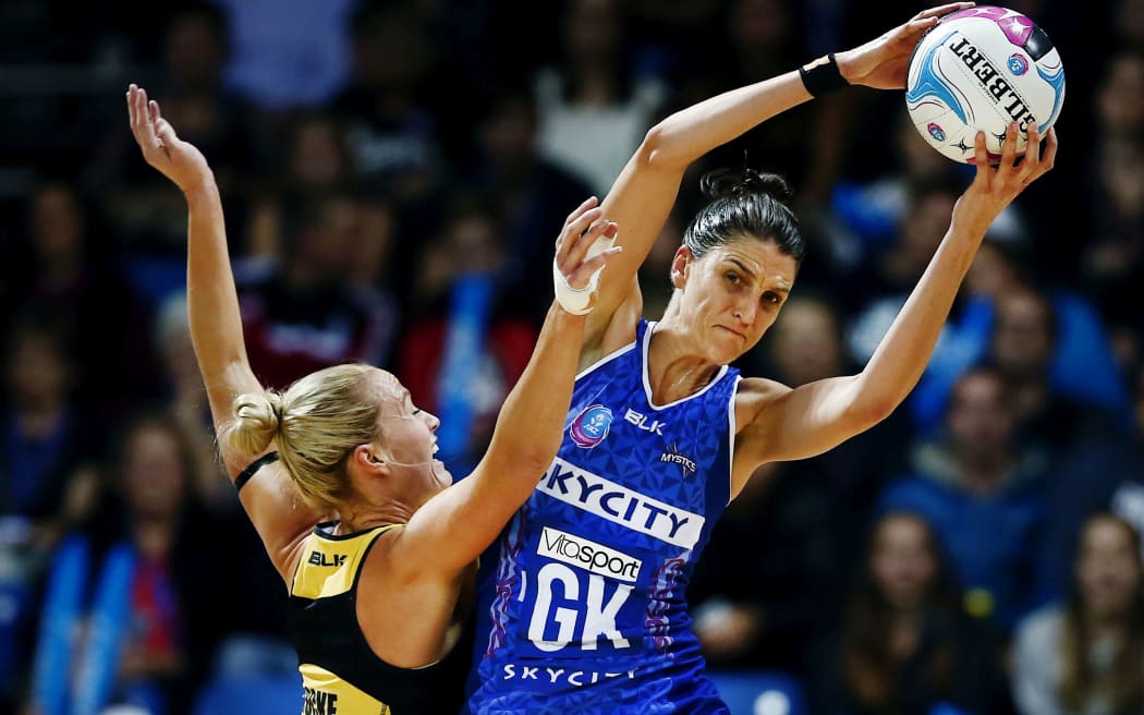Anna Harrison of the Mystics with an intercept against Chelsea Locke of the Pulse. 2016 ANZ Championship