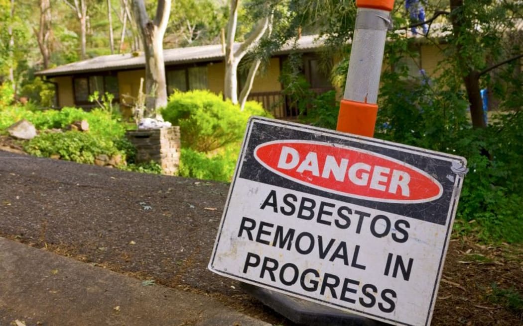 danger asbestos removal sign