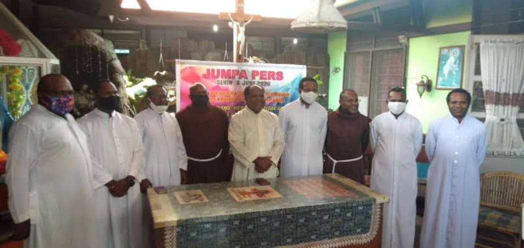 West Papuan Catholic Priests have appealed to Indonesian security forces and Papua's pro-independence guerilla fighters to step back from armed conflict and enter dialogue.