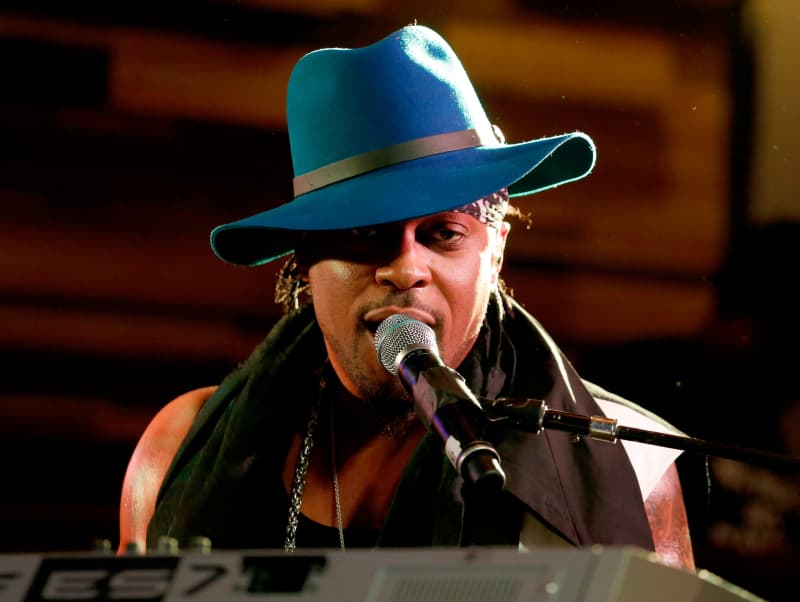 AUSTIN, TX - MARCH 15: Singer/songwriter D'Angelo performs onstage during the Samsung Supper Club at SXSW 2015 on March 15, 2015 in Austin, Texas.   Rick Kern/Getty Images for Samsung/AFP (Photo by Rick Kern / GETTY IMAGES NORTH AMERICA / Getty Images via AFP)