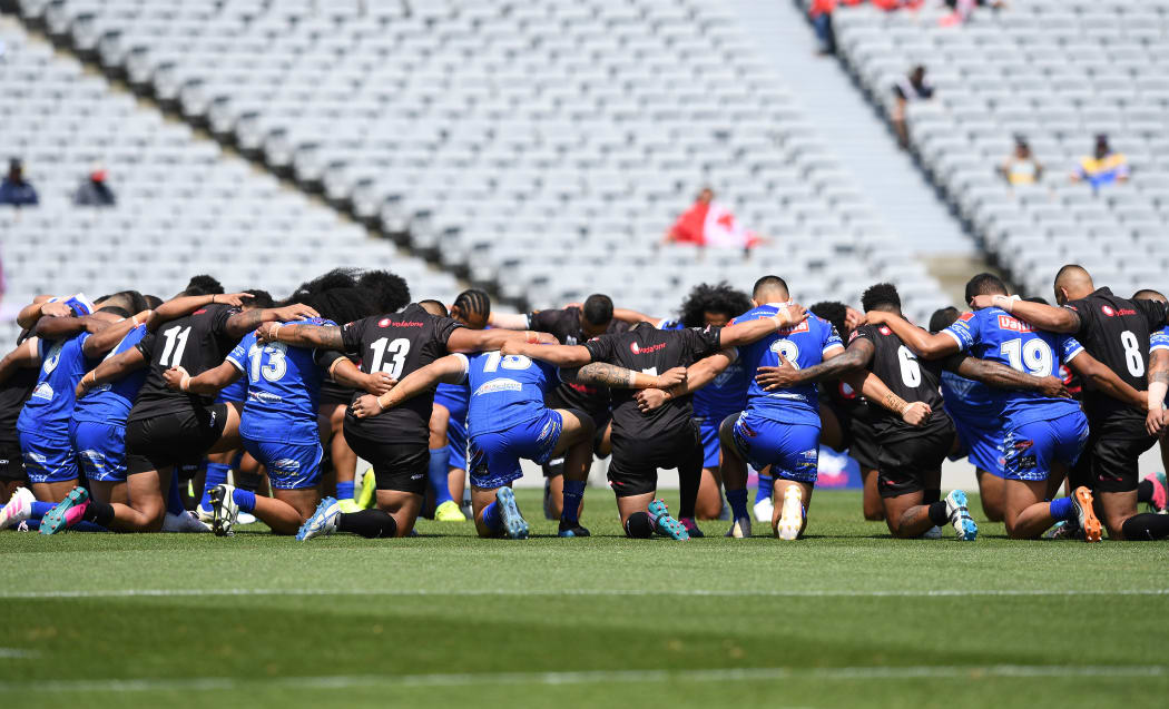 Samoan and Fijian players gather in prayer pre-match
