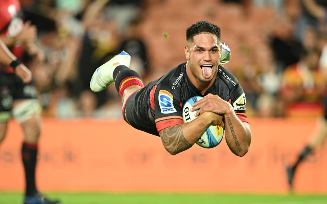 Quinn Tupaea of the Chiefs scores.