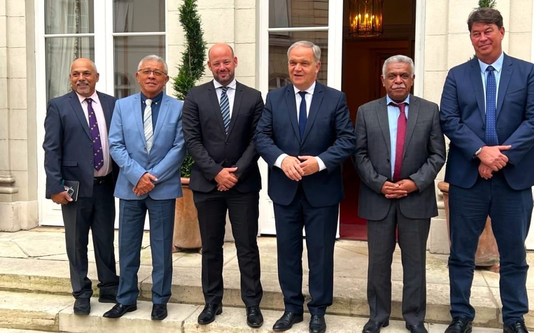 thumbnail_New Caledonia’s President Louis Mapou (red tie) and his delegation meet French minister for Overseas François-Noël Buffet (centre) in Paris on 15 November 2024 – PHOTO Gouvernement de la Nouvelle-Calédonie