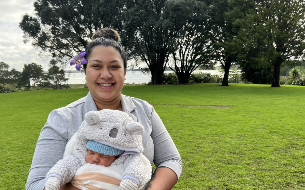 Fu'a Salistina Fisher and pēpi.