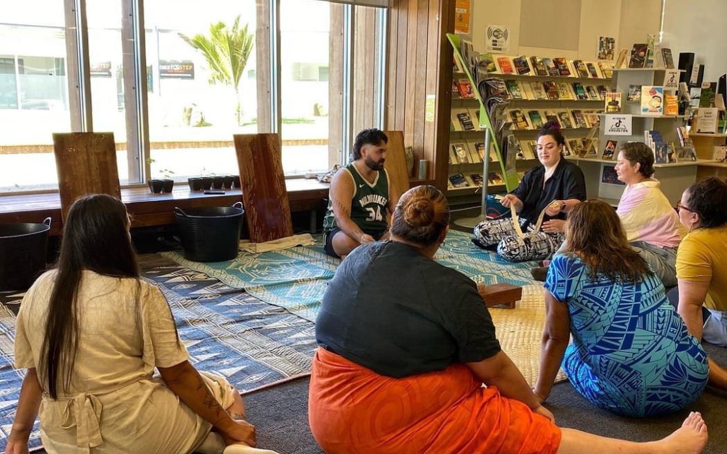 Doron Semu conducts a siapo making workshop at Whakatāne Library