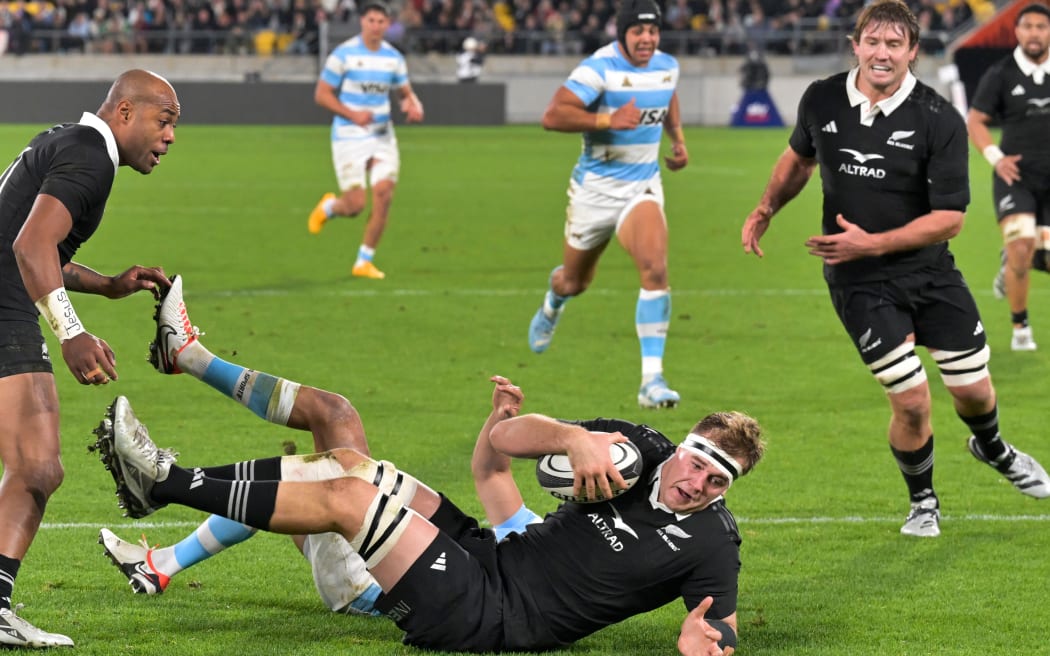 Sam Darry scores a try against the Pumas in Wellington.