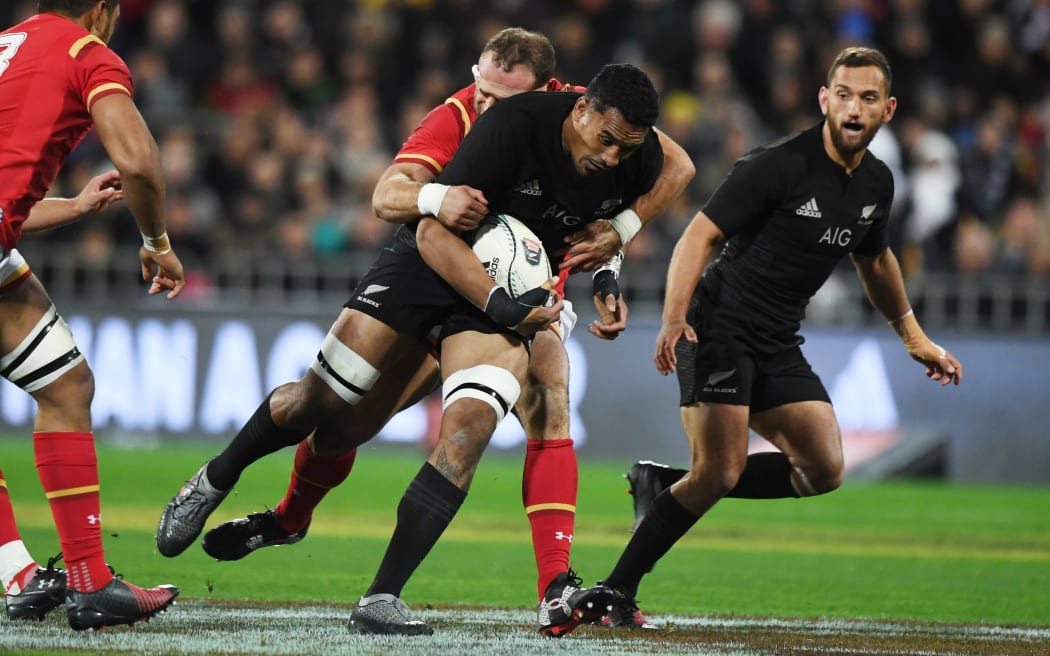 Aaron Cruden runs support for Jerome Kaino (C)