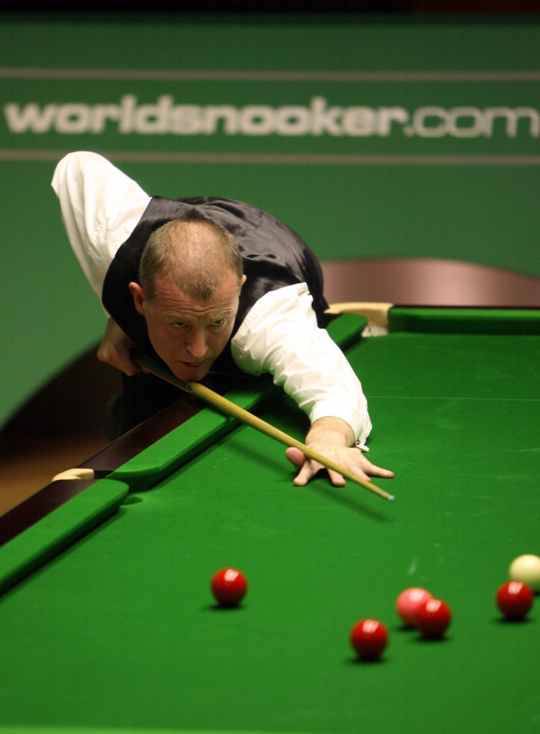 Former world snooker champion Steve Davis plays a shot during the World Snooker Championships at The Crucible 17 April 2006.