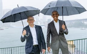 Albanese and Obama with umbrellas in Sydney