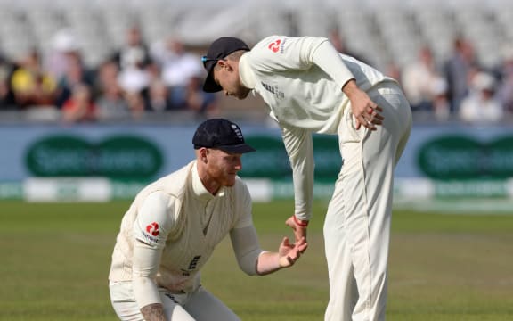 Ben Stokes having trouble with his shoulder (with captain Joe Root) 2019.