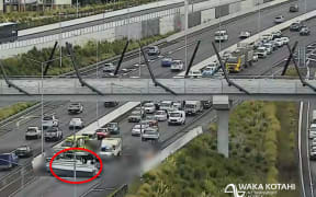 Traffic building on SH1 after a boat fell from a trailer.