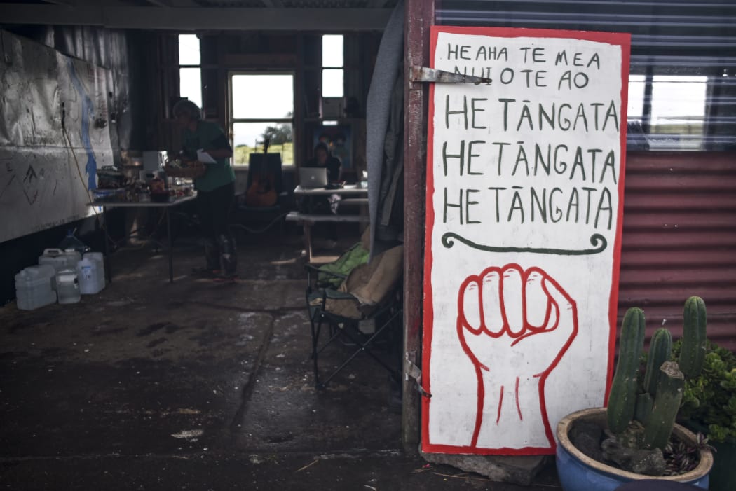 Protest banners at Ihumatao