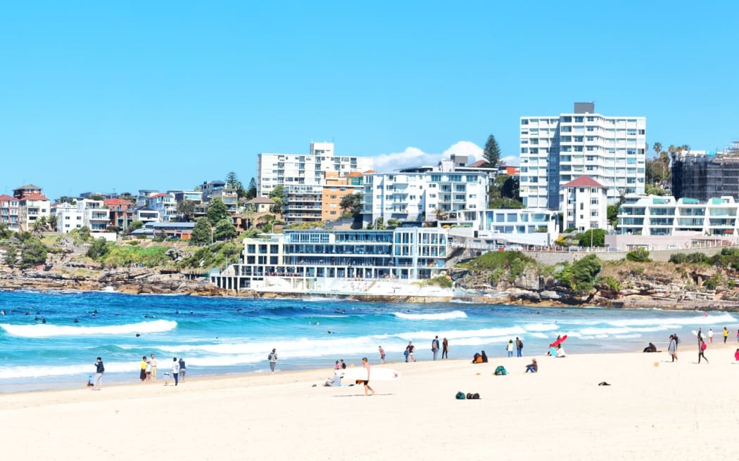 W Australii ludzie przebywają na plaży Bondi, a kurort znajduje się blisko oceanu