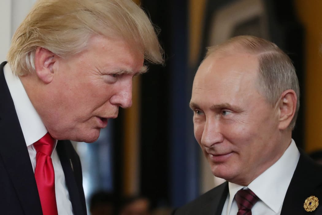 November 11, 2017 US President Donald Trump chats with Russia's President Vladimir Putin at Asia-Pacific Economic Cooperation (APEC) leaders' summit in Danang, Vietnam.

 / AFP PHOTO / SPUTNIK / Mikhail KLIMENTYEV