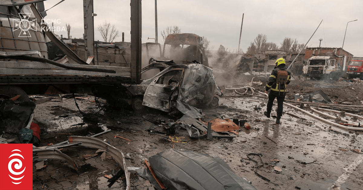 Ukraine, Russia trade deadly strikes as negotiators hammer at deal