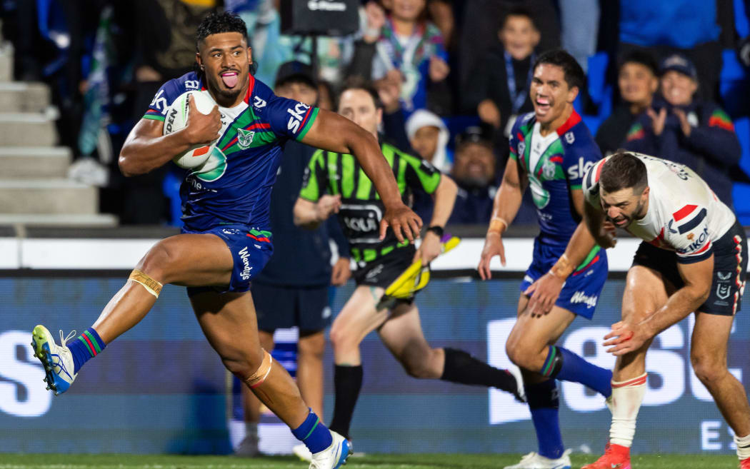 Warriors Ali Leiataua runs in his second try during the Telstra NRL Premiership against Roosters.