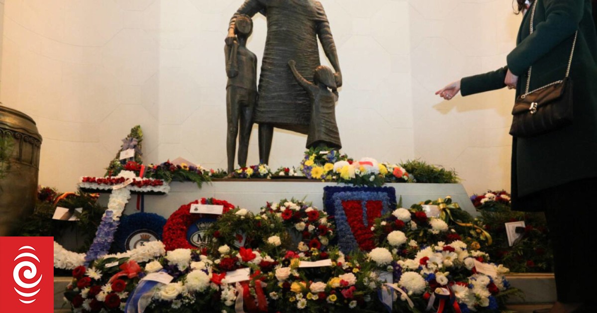 Wellington wind forces Anzac Day wreath-laying indoors - Vimarsana News