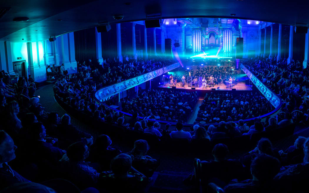 Ché-Fu and the Kratez and the Auckland Philharmonia on the Auckland Town Hall stage. Sweeping view from the back of the hall.